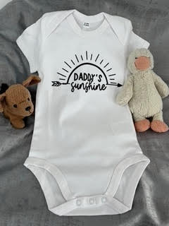 Short-sleeve white baby grow