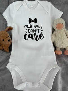 Short-sleeve white baby grow