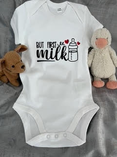 Short-sleeve white baby grow