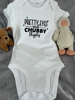 Short-sleeve white baby grow