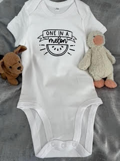 Short-sleeve white baby grow